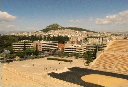 Znad starego stadionu piękny widok na wzgórze Likavitos z kościółkiem Agios Giorgios  na szczycie