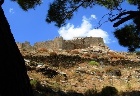 Nad miasteczkiem Karystos góruje Kokkinokastro - wielka twierdza widoczna również z miasteczka