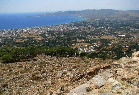 W dole widoczne miasteczko Karystos i Morze Egejskie 