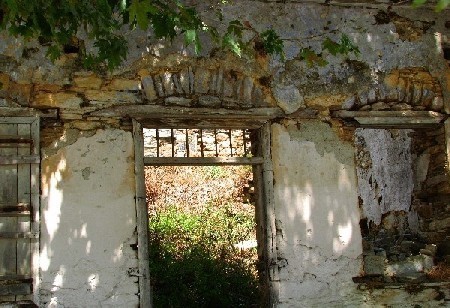Do niektórych starych opuszczonych chatek czasami nawet udaje się wejść...  Achhh... to takie piękne