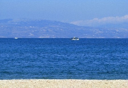 Zatrzymałam się na jednej z plaż już za Kastri... według mnie to Livadi Beach. Cudownie tam wszędzie: wyspa Andros na wyciągnięcie ręki, małe stateczki spokojnie niedaleko pływające, śpiewające wśród drzew dzydzyki.. Raj? Tak, z pewnością tak