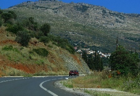 Piękna ta droga, którą jadę z portu Nea Stira na wyspie Evia do mojego miasteczka Karystos