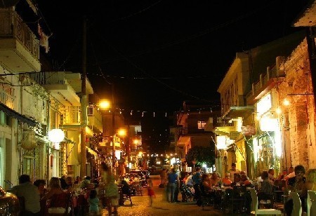 Jedna z urokliwych uliczek miasteczka Karystos późnym wieczorem