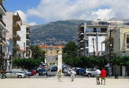 Główny plac miasteczka Karystos - z tyłu widoczny budynek władz miejskich 