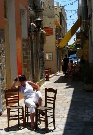 Jak typowy Grek odpoczywam na trzech krzesełkach. Grecy czasem potrzebują jeszcze czwartego:  dla płaszcza czy kurtki
