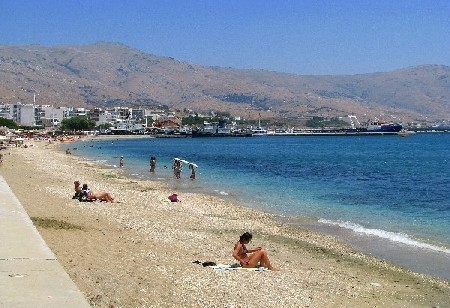 Długa plaża w Karystos z ładnym widokiem na miasteczko