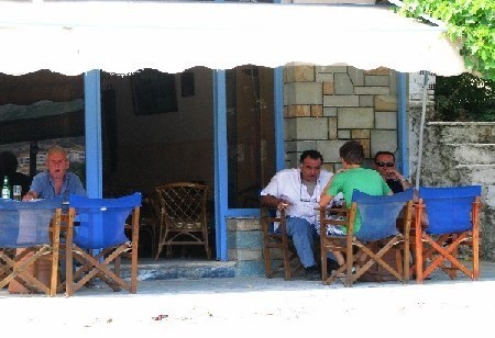 Marmari: dyskusje panów w miejscowym kafenionie