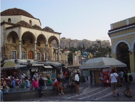 Ateny: plateia Monastiraki gdzie zawsze mnóstwo ludzi 