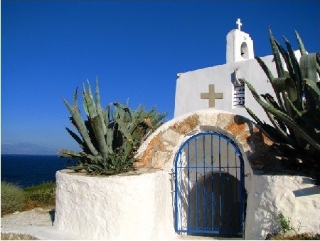W Rafinie znajduje się również kościółek Agios Nikolaos, do którego mam wielki sentyment, albowiem był to pierwszy kościółek w Grecji do którego zajrzałam, a działo się w 1989 roku. 
