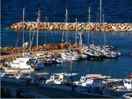 Rafina: marina widziana ze wzgórza, na którym znajduje się kościółek Agios Nikolaos  