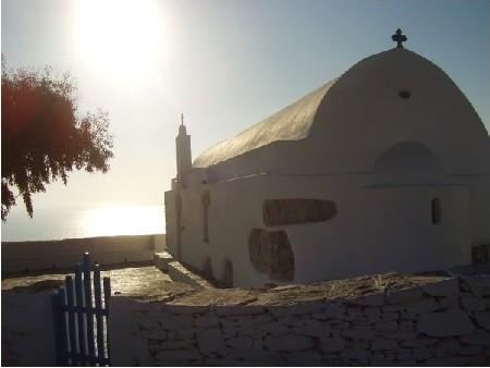 Samotny  Agios Panteleimonas - kościółek to dla mnie szczególny: dwanaście lat temu w nim właśnie po raz pierwszy w swoim życiu brałam udział w panigiri.