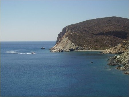 Stąd widać plażę Agios Nikolaos: z Angali można  pójść ścieżką albo za 2 euro popłynąć motorową łódką