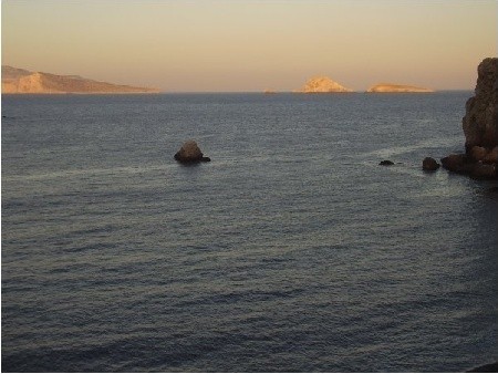 Nad plażą Vardhia rzy porcie Karavostassi - po lewej stronie  widoczna wyspa Sikinos 