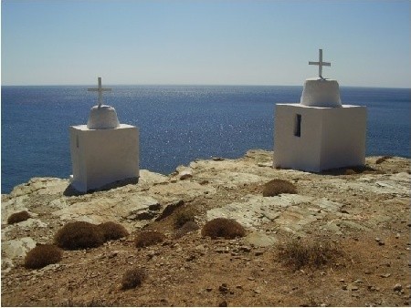 Stosunkowo nowe dwie kapliczki wzniesione nad plażą Angali 
