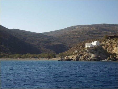 Po prawej stronie kościółek Agios Nikolaos a na wprost plaża o takiej samej nazwie