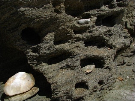 Plaża Agios Georgios: wynalazłam tu nader interesujące skały 