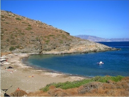 Tak wygląda plaża Agios Georgios (stoję na tarasie tawerny) 