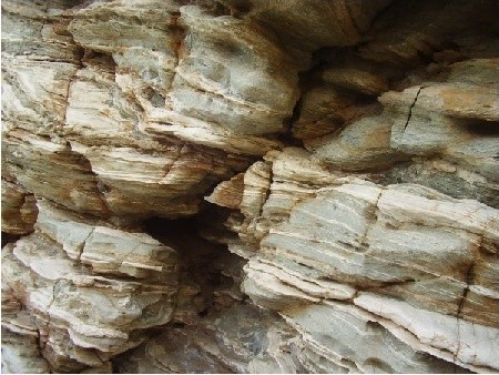 Niektóre skały w porcie Alopronia mają ciekawą (dla oczu) budowę 