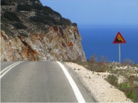 Stosunkowo nowa droga do plaży Agios Georgios 