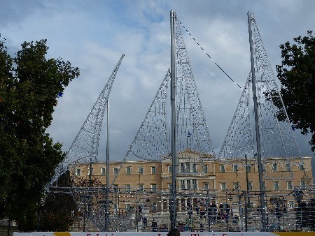 Syntagma Sqr: dekoracja świąteczna. W tym sezonie wielki statek