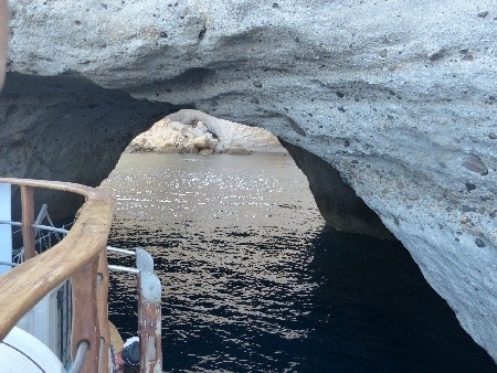 Rejs dokoła wyspy: żeby wpłynąć do takiej jaskini trzeba się przesiąść do pontonu