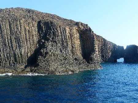 Rejs dokoła wyspy: niesamowita budowa tych skał