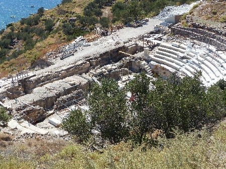 Spojrzenie na rzymski teatr na terenie starożytnego Milos