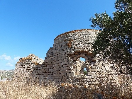 Zephiria – dawna stolica wyspy. Tu: ruiny kościoła
