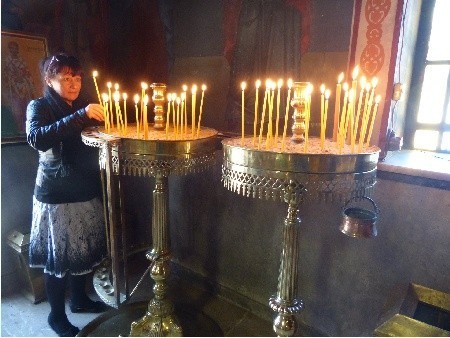 Wielki Piątek: tradycją jest zapalanie takich świeczek w greckich kościołach (tu w kościele Agia Fotini)