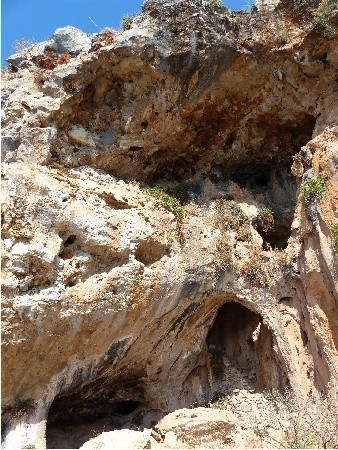 Takie jaskinie można dostrzec w skalistych górach znajdujących się po lewej stronie drogi