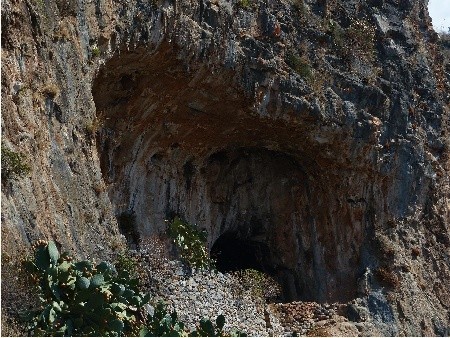 Kolejna jaskinia wypatrzona w skalistych górach