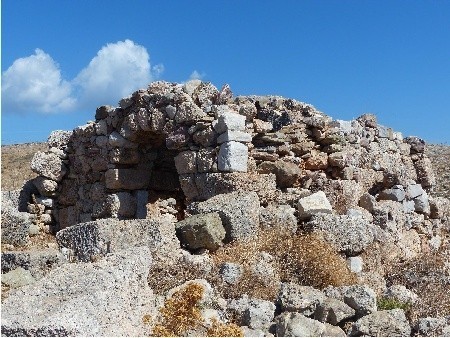 Kapliczka Asomati, w części wzniesiona na fundamentach starożytnej Świątyni Posejdona