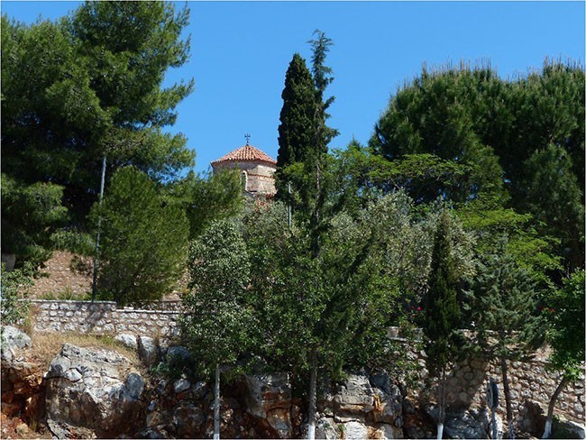 Jadąc przez tę część Grecji można wypatrywać kościółków i klasztorów poukrywanych gdzieś w gajach czy w górach