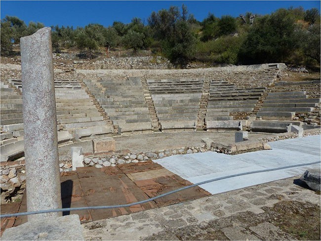 Antyczny teatr w pobliżu Palea Epidavros, zwany „Małym”  albo jak gdzieś wyczytałam: „ Muszlą Zatoki Sarońskiej”