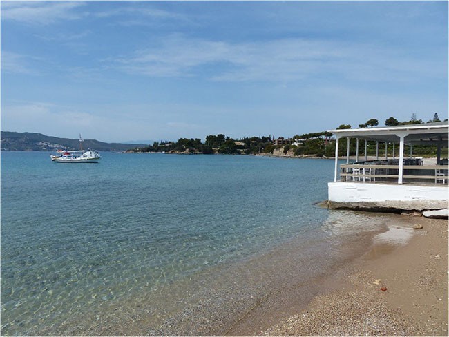 Kosta: maleńki porcik, z którego odpływają niewielkie statki i wodne taksówki na nieodległą wyspę Spetses