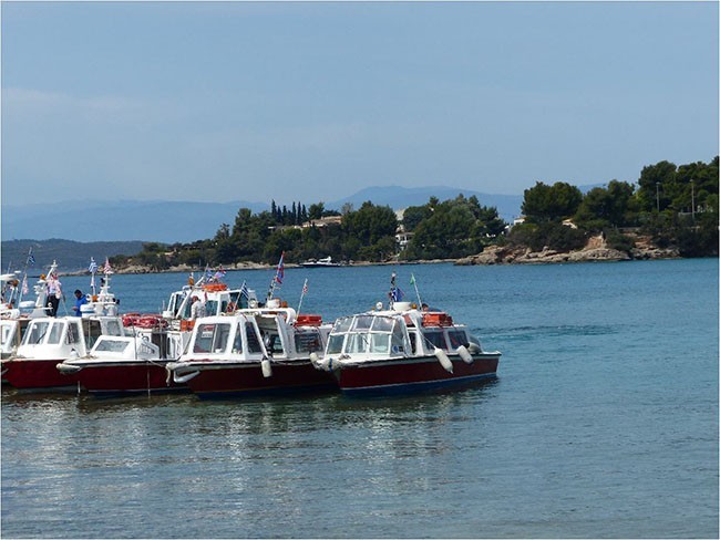 Kosta: wodne taksówki pływające na wyspę Spetses
