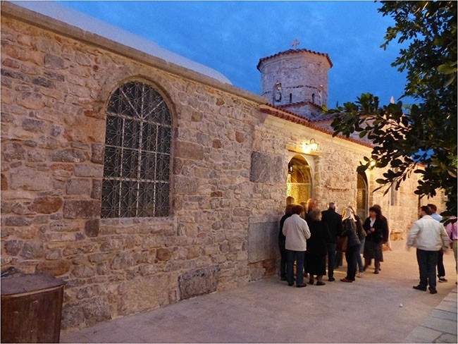 Ermioni:  stareńki, bo z IX wieku, bizantyjski kościółek Taxiarches, którym zarządza Papa Ioannis