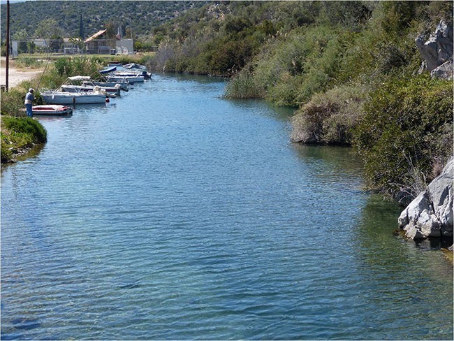 W niedalekiej odległości od teatru Epidavros zobaczyłam nawet rzekę, a napotkany rybak  wciąż miał nadzieję na złowienie ryby