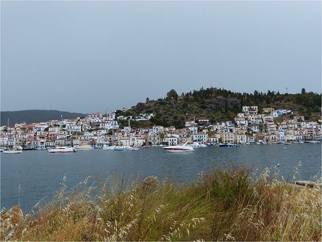 W Galatas: jedno z większych miasteczek w tym rejonie, z którego odpływają statki na widoczną tu wyspę Poros znajdującą się w zasięgu (dłuższej) ręki