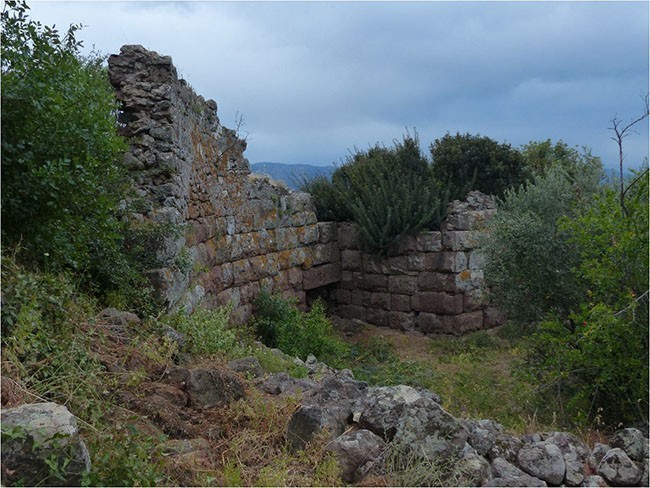 Methana: potężne mury akropolu na przedmieściach Vathi (można po nich wędrować, a warto)