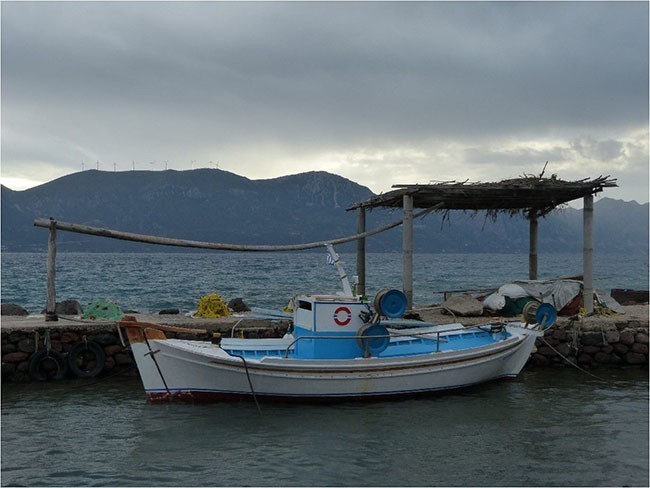 Methana: łódka rybacka na przedmieściach wioski Vathi