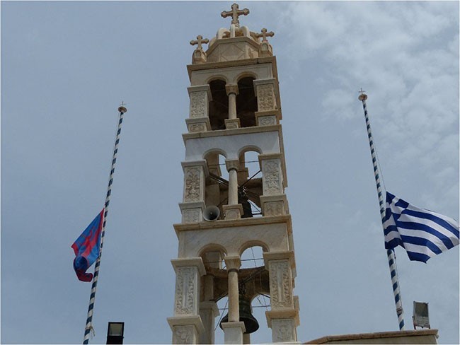 Spetses. Wielki Piątek:  dzwonnica klasztoru Agios Nikolaos z opuszczonymi do połowy na znak żałoby flagami