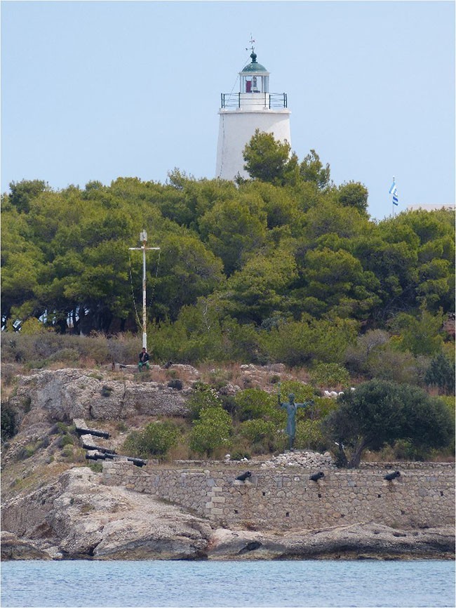 Spetses: pomnik Kosmasa Barbatsisa  z latarnią morską w tle