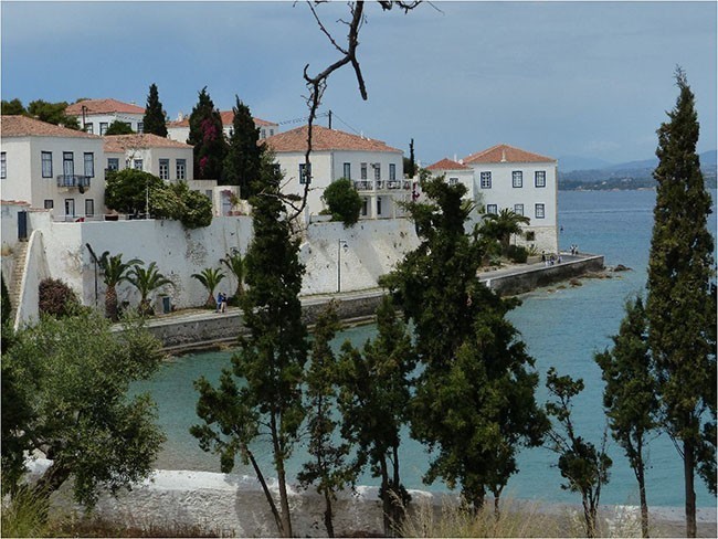 Spetses: spojrzenie z dziedzińca klasztoru Agios Nikolaos