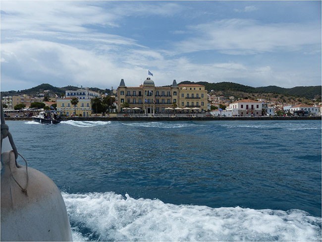 Wyspa Spetses już coraz bliżej – rejs z porciku Kosta trwa kilka minut
