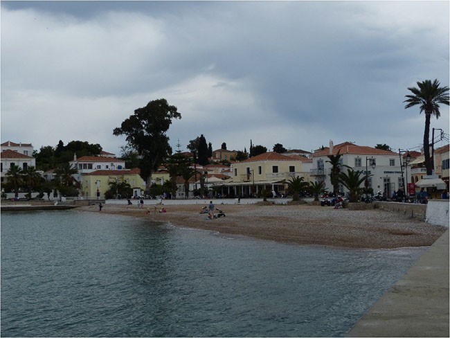 Spetses: spacerując wzdłuż nabrzeża przy ciężkich chmurach, z których tego dnia  na moje szczęście deszcz nie padał
