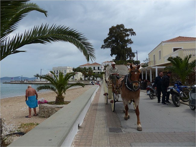 Spetses: spacerując wzdłuż nabrzeża