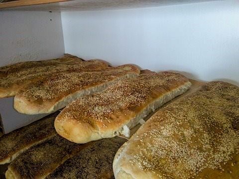 bochenki upieczonego specjalnie na Kathari Deftera chleba lagana
