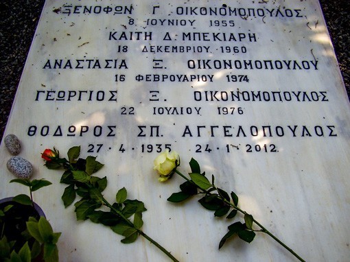 Biała róża ode mnie na płycie grobu Theo Aggelopoulosa