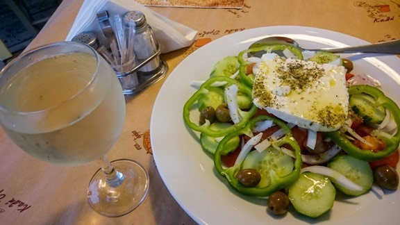 Choriatiki salata w tawernie w Grecji